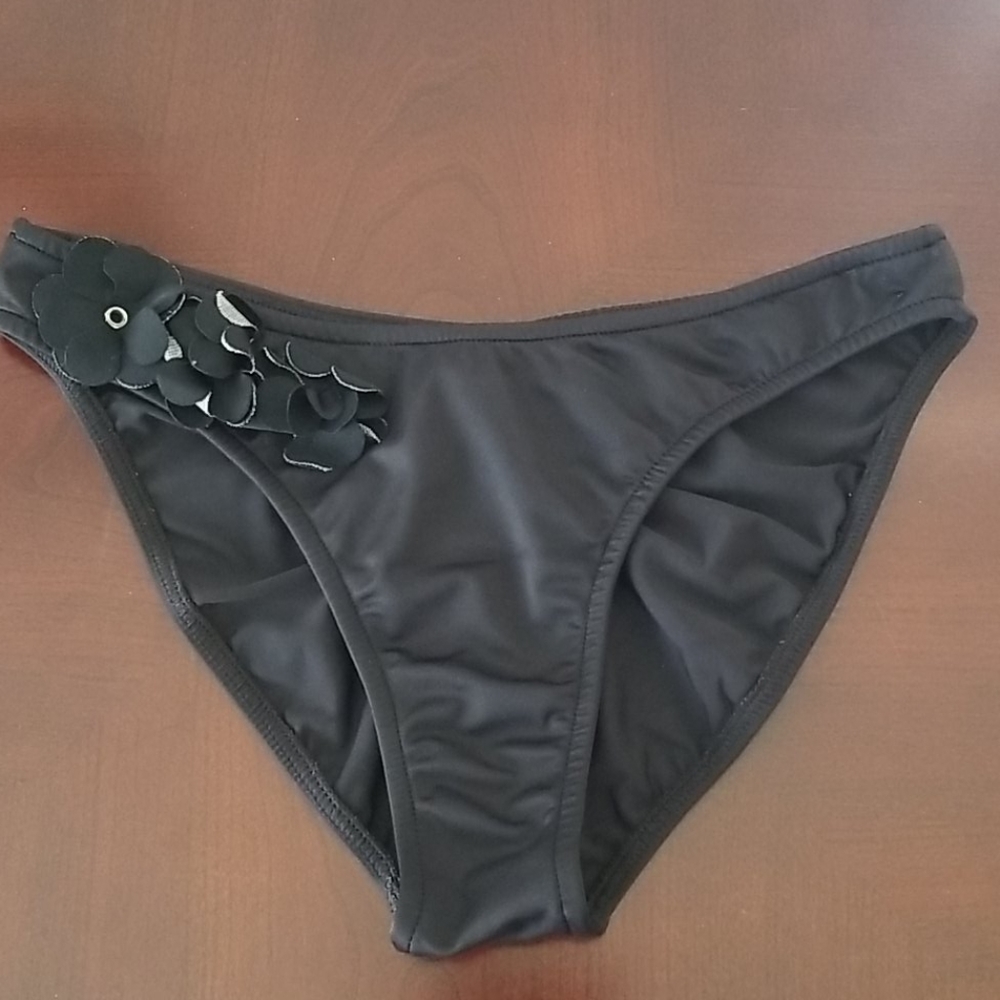 VENUS BLACK SWIM BOTTOMS SIZE 6